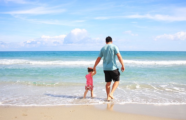 muž s dcérou na pláži
