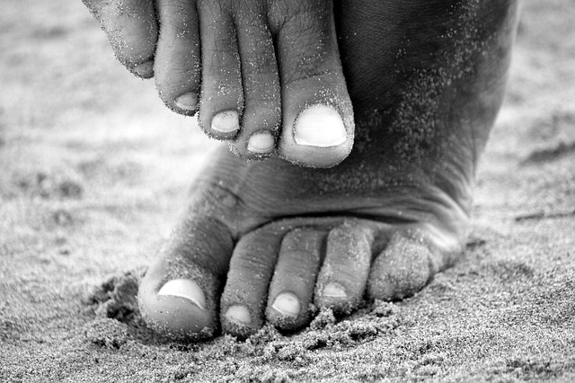 Ľudské bosé nohy v piesku.jpg