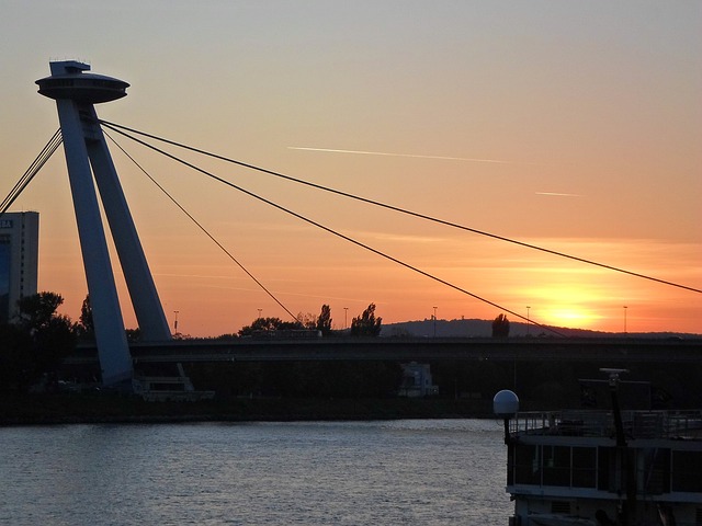 Most SNP a kaviareň s UFO vyhliadkou v Bratislave